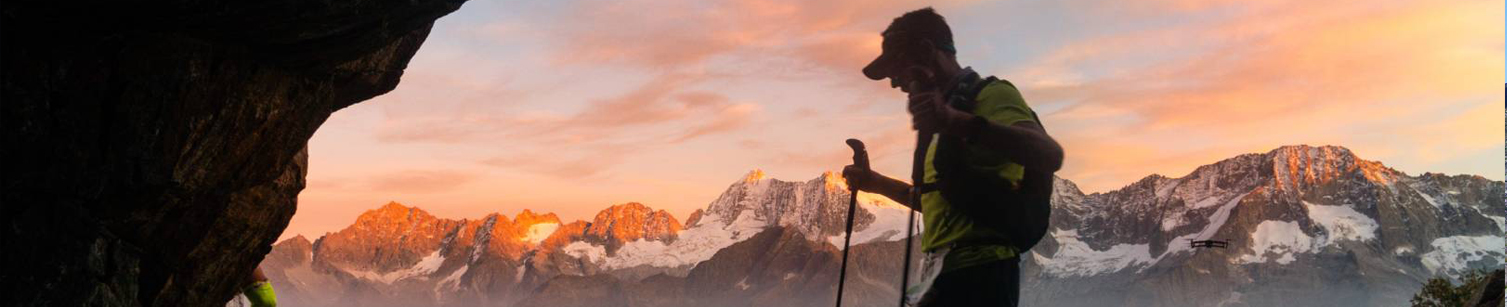 panorama dell'Adamello al tramonto con escursionista in primo piano