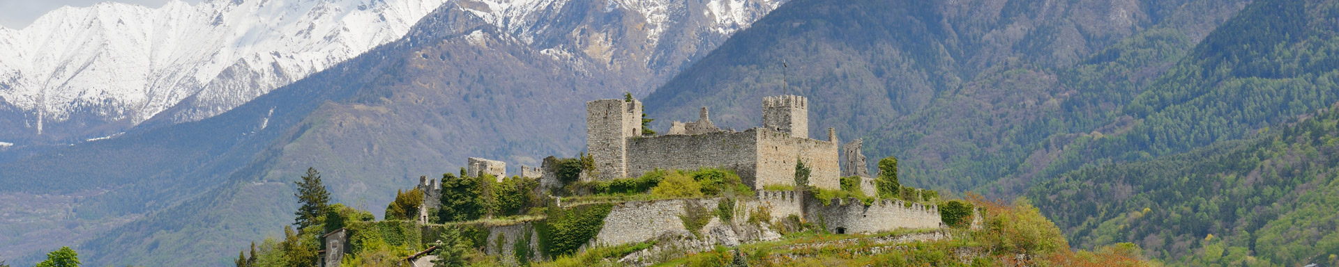 Veduta del castello di Breno